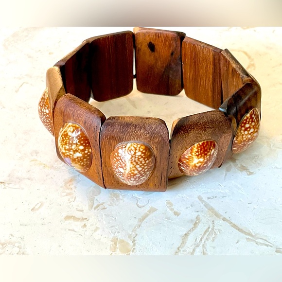 BRACELET wood & cowrie shell - Picture 2 of 3